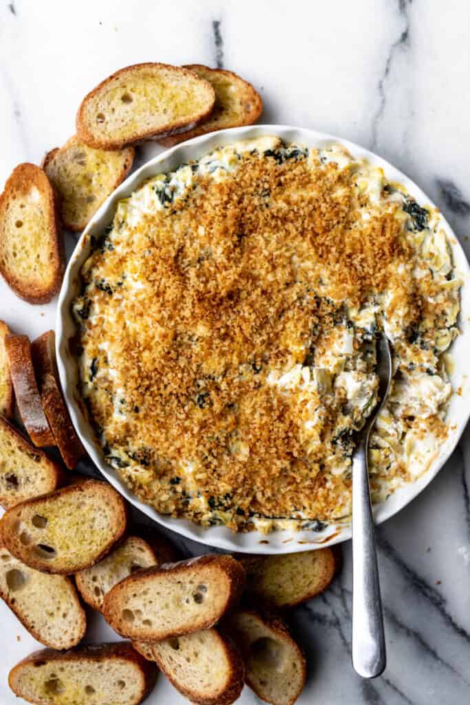 spinach artichoke dip with baguette slices